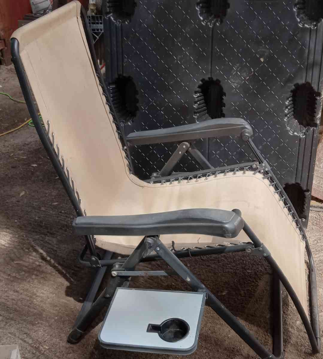 Foldable Lawn Chair with table attached - Niceville, Florida - FleaMarketBay