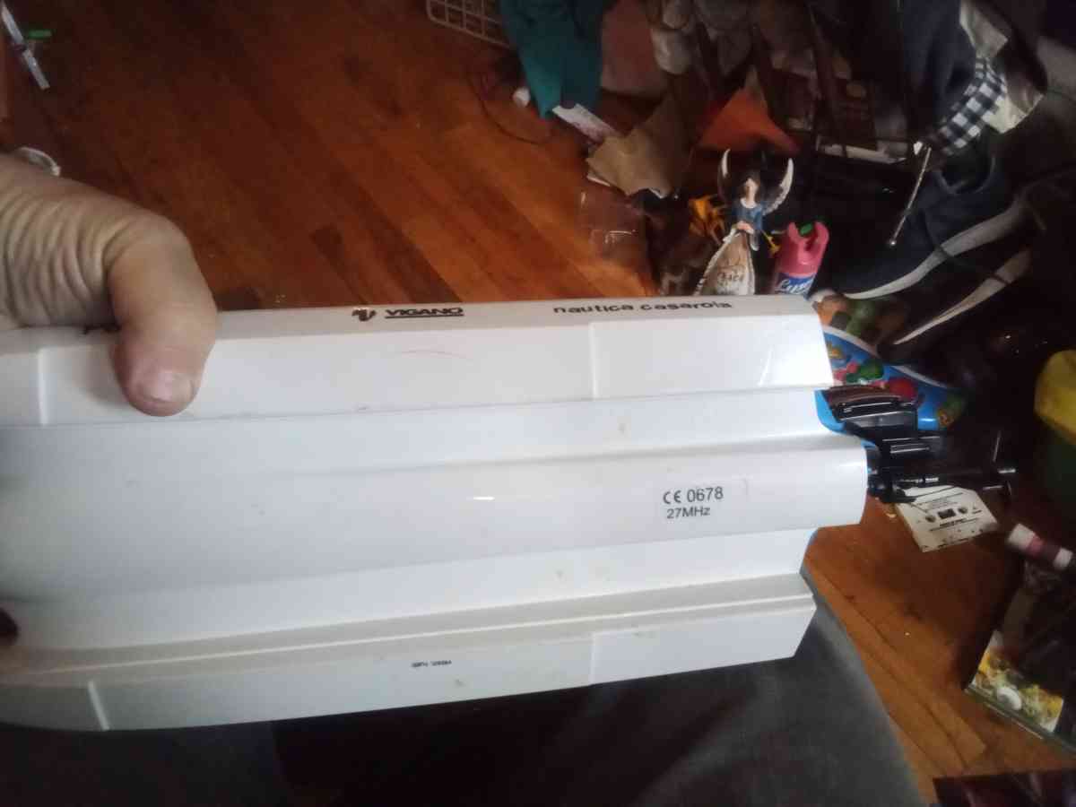 this is an old radio controlled speed boat with the battery - Brooklyn, New York