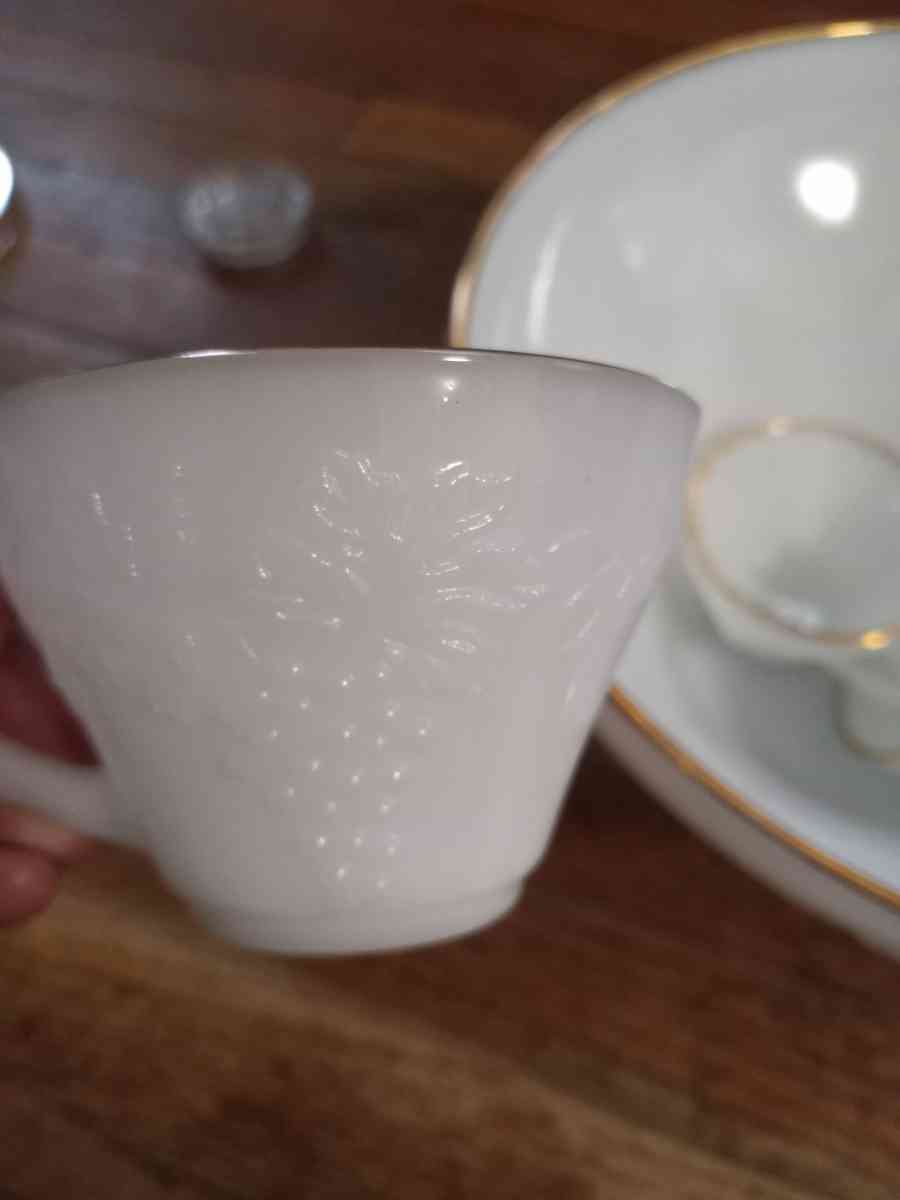 Vintage milkglass punch bowl with 8 cups - Bangor, Maine - FleaMarketBay