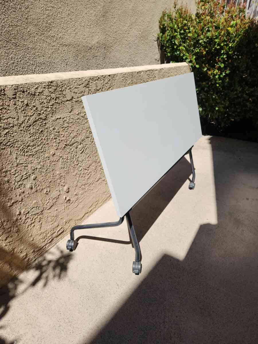 Flip top table - Glendale, California - FleaMarketBay