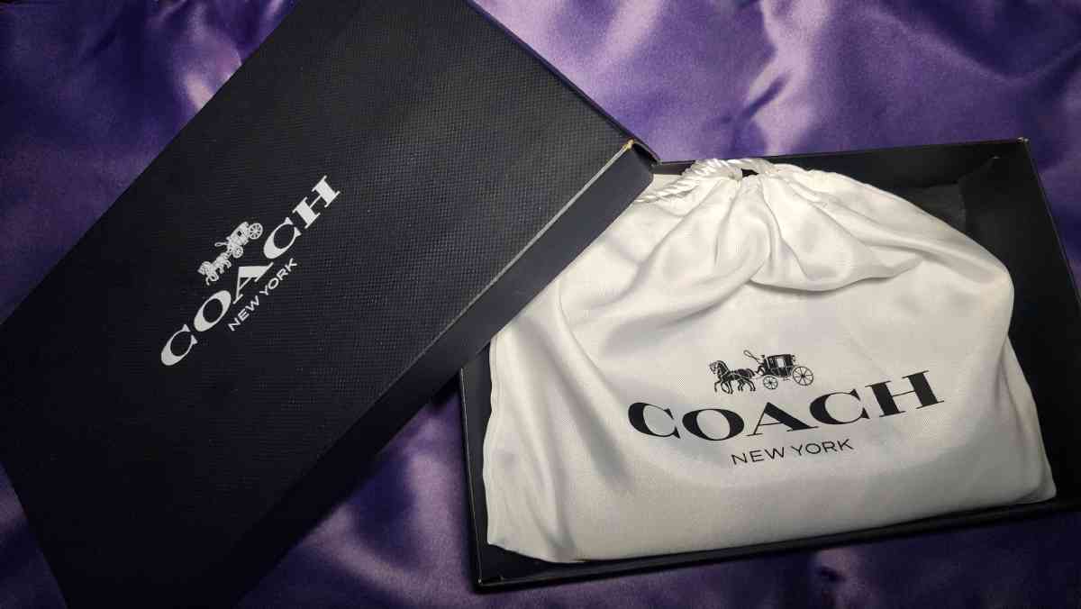 Black Double Zipper and Slots Wristlet - Los Angeles, California