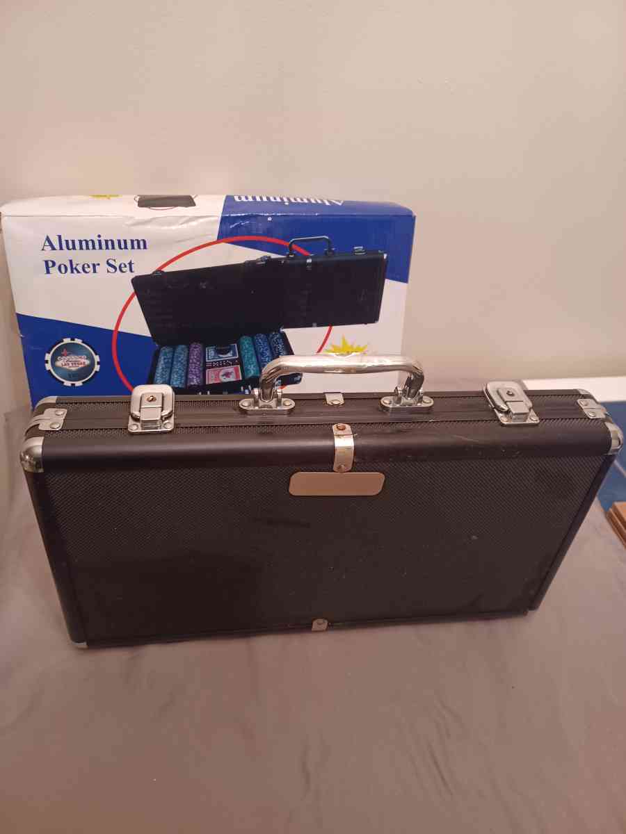 A 300 pc poker set with Carring case - Inkster, Michigan