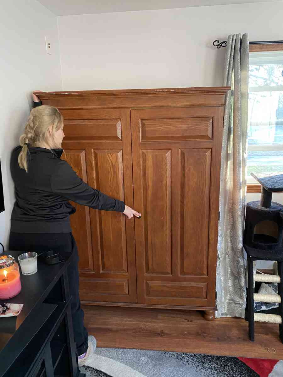 Solid oak antique armoire - Lowell, Massachusetts - FleaMarketBay