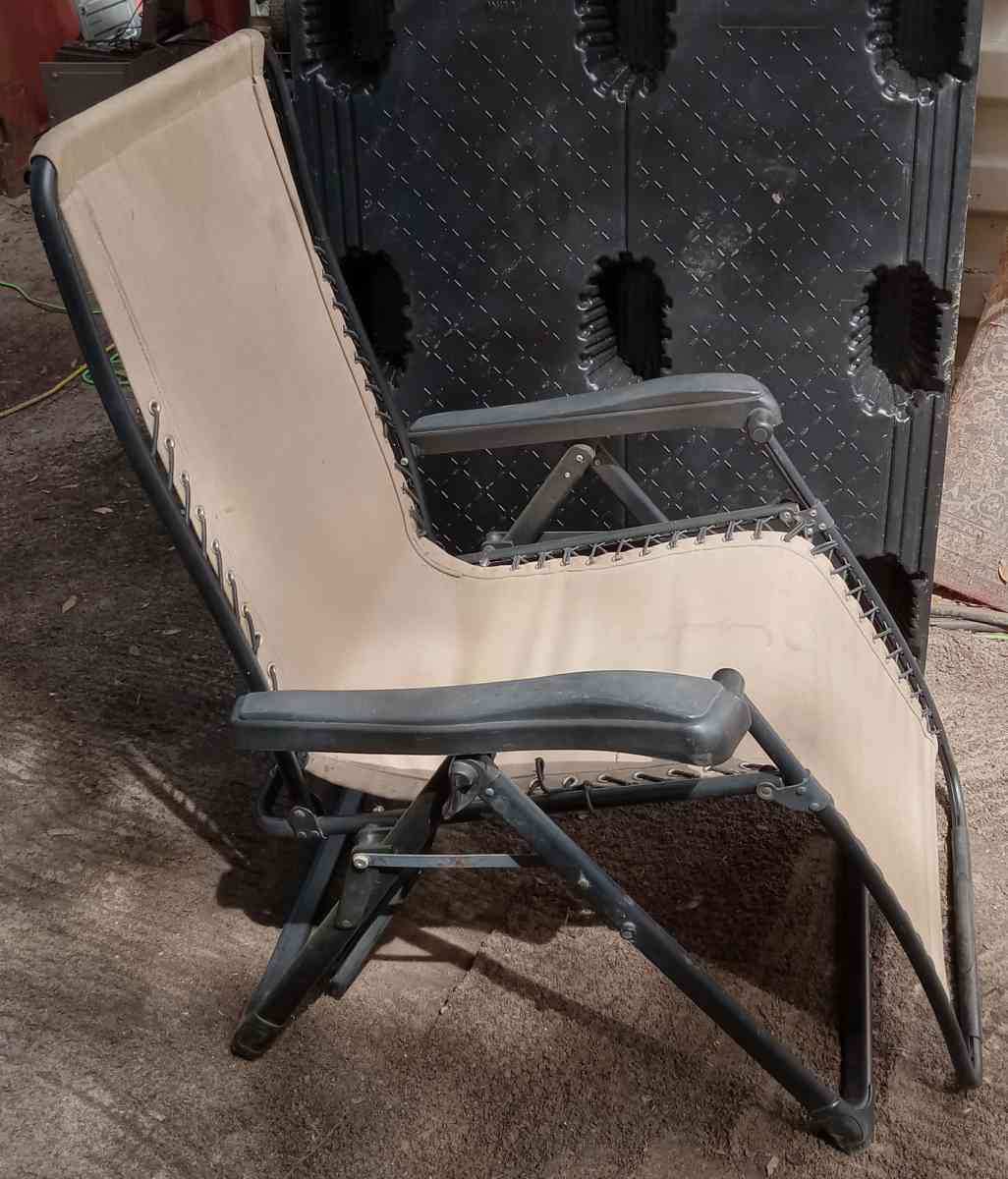 Foldable Lawn Chair with table attached - Niceville, Florida - FleaMarketBay