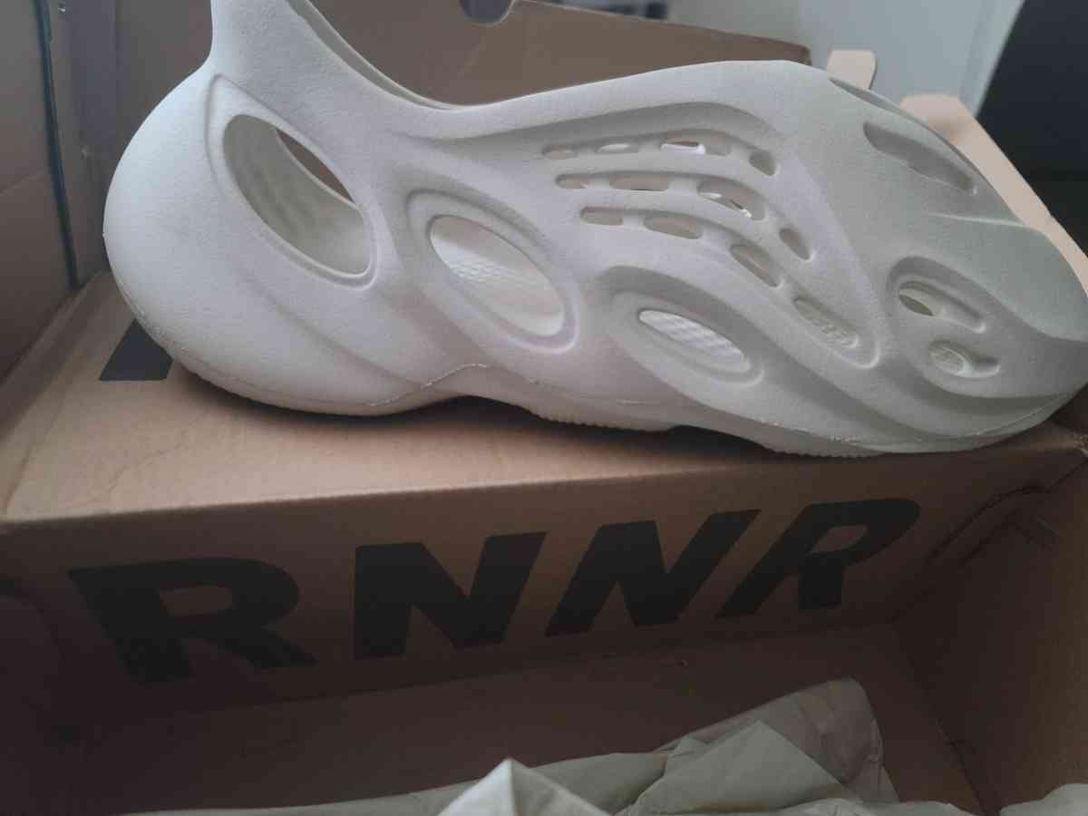 Yeezy foam runner ararat size 11 brand new - Glendale, California - FleaMarketBay