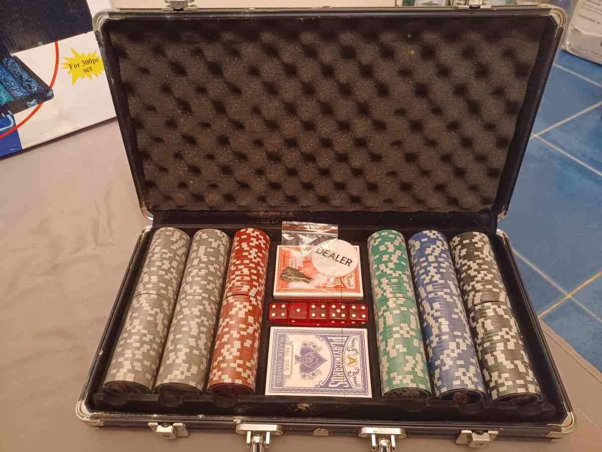 A 300 pc poker set with Carring case - Inkster, Michigan - FleaMarketBay