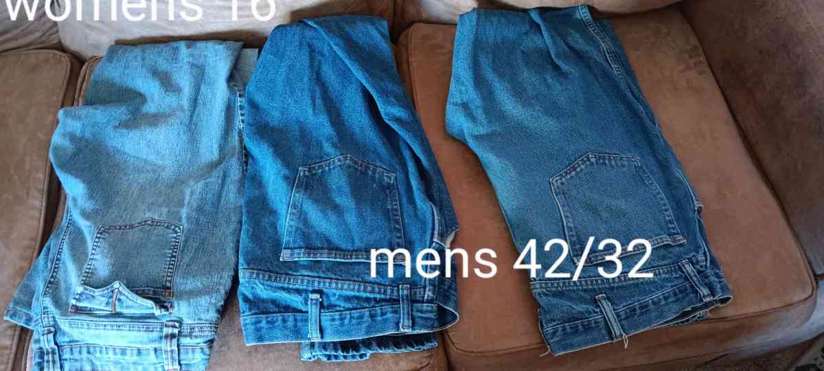 womens shorts and one pair of womens pants and two mens - Lexington, Tennessee - FleaMarketBay
