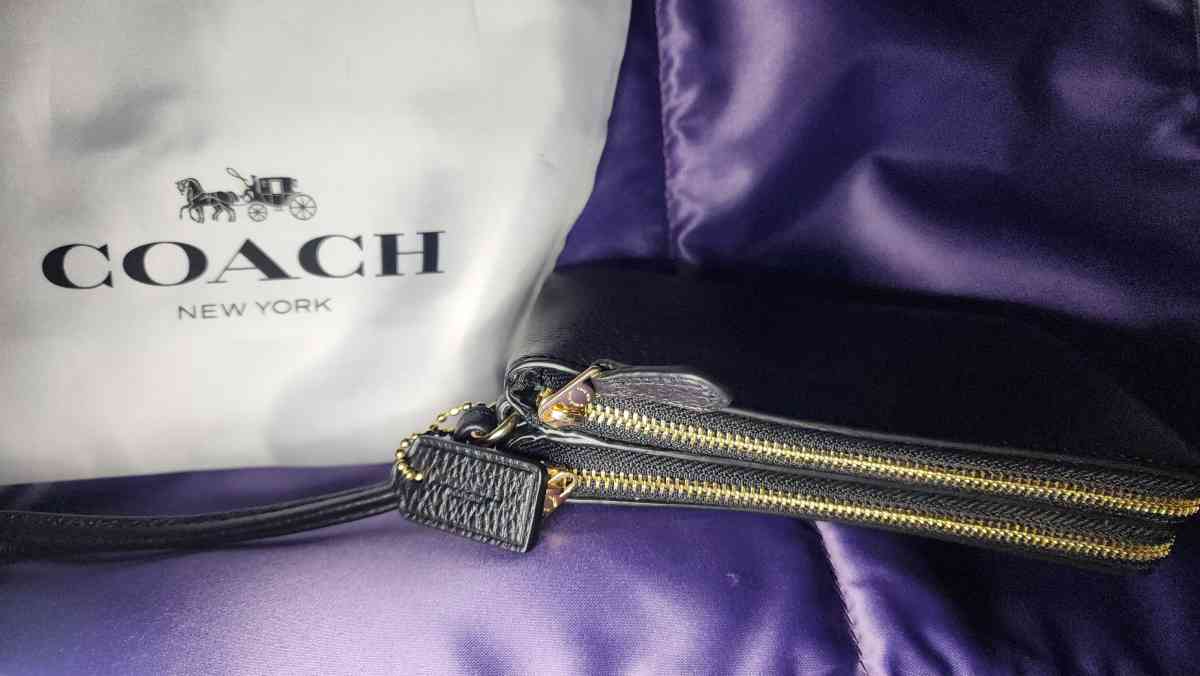 Black Double Zipper and Slots Wristlet - Los Angeles, California - FleaMarketBay