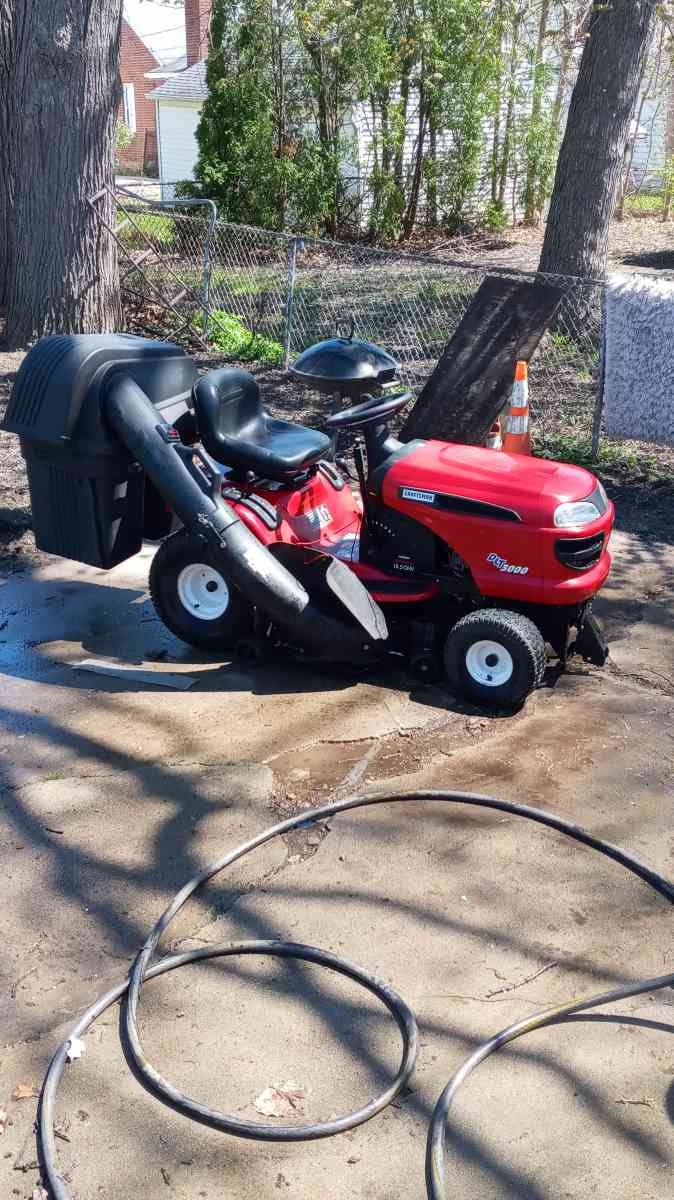 Craftsman lawn tractor - Harper Woods, Michigan - FleaMarketBay