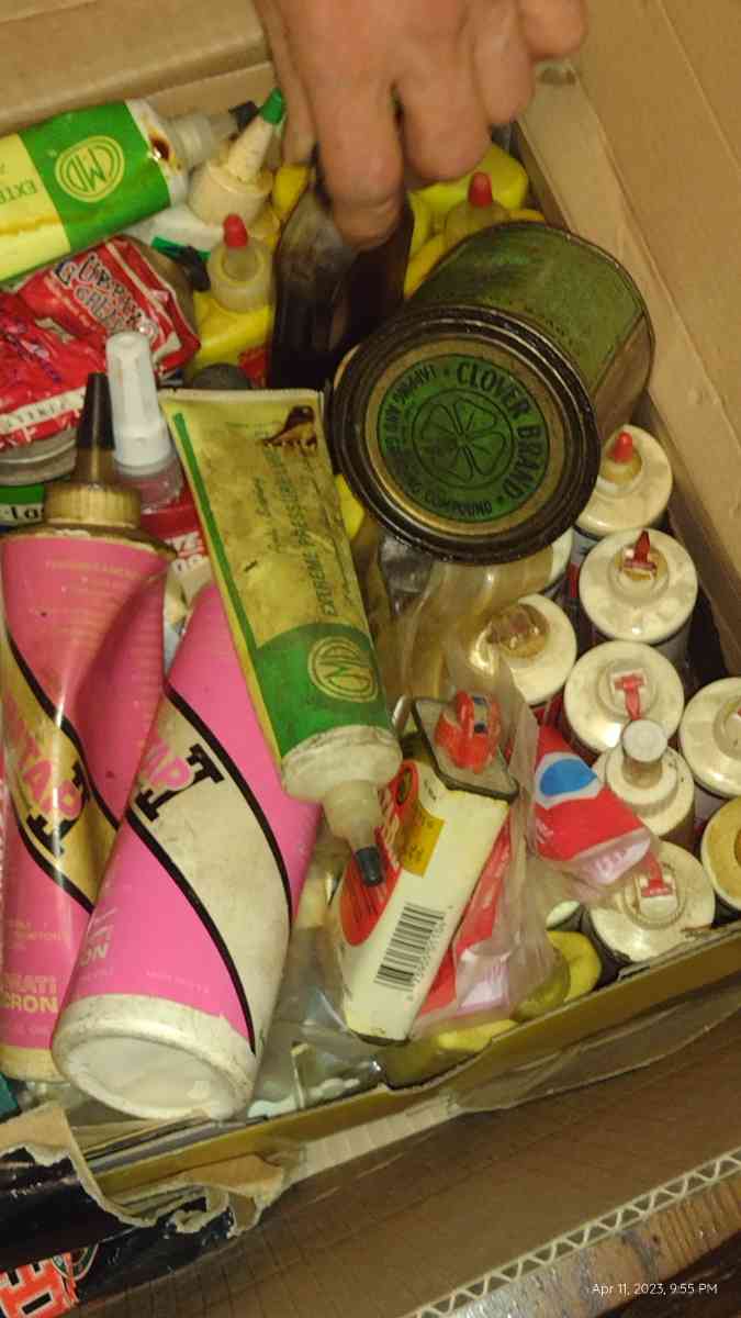 an assortment of tools - Birch Run, Michigan - FleaMarketBay