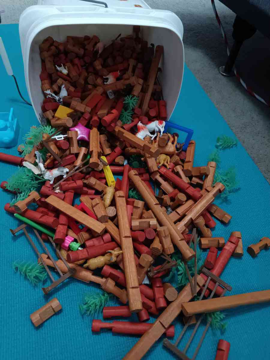 Lincoln logs 100 plus piece set plus accessories - Alton, Illinois - FleaMarketBay