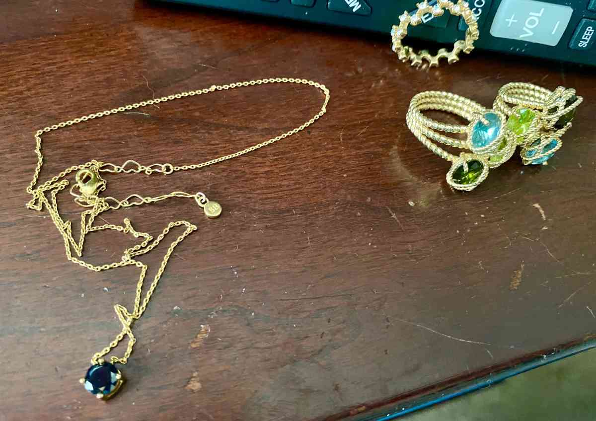 Gorgeous gold necklace with black onyx and for gold rings - Claremont, California - FleaMarketBay