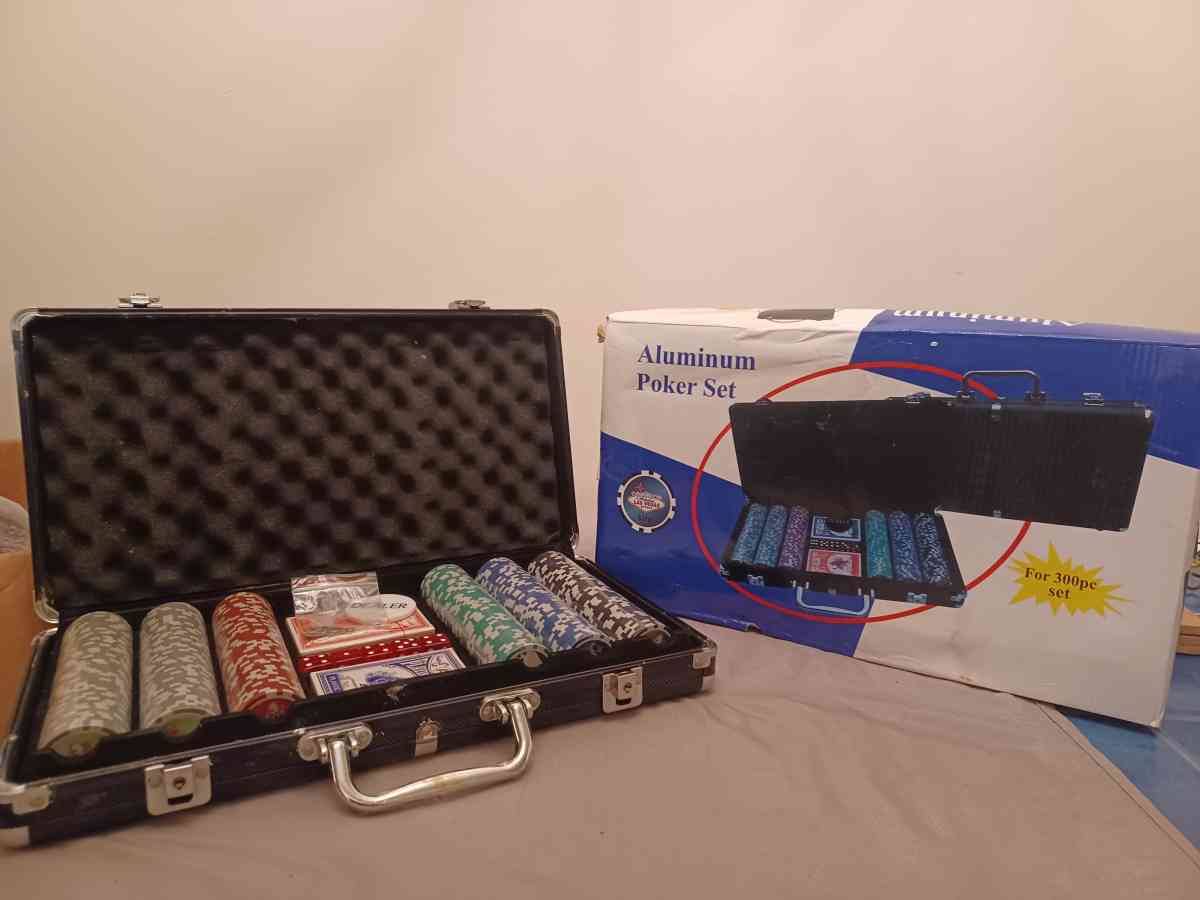 A 300 pc poker set with Carring case - Inkster, Michigan - FleaMarketBay