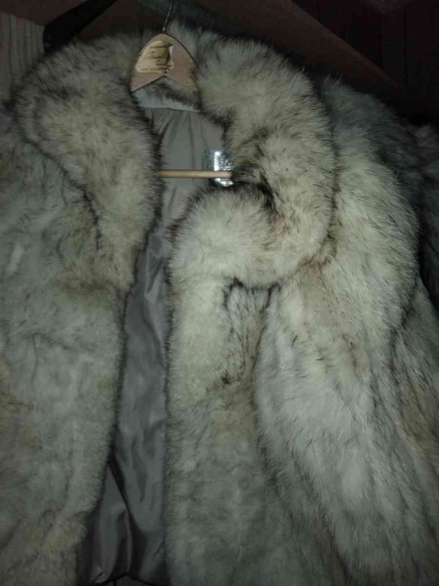 fox fur coat - Riverton, New Jersey - FleaMarketBay