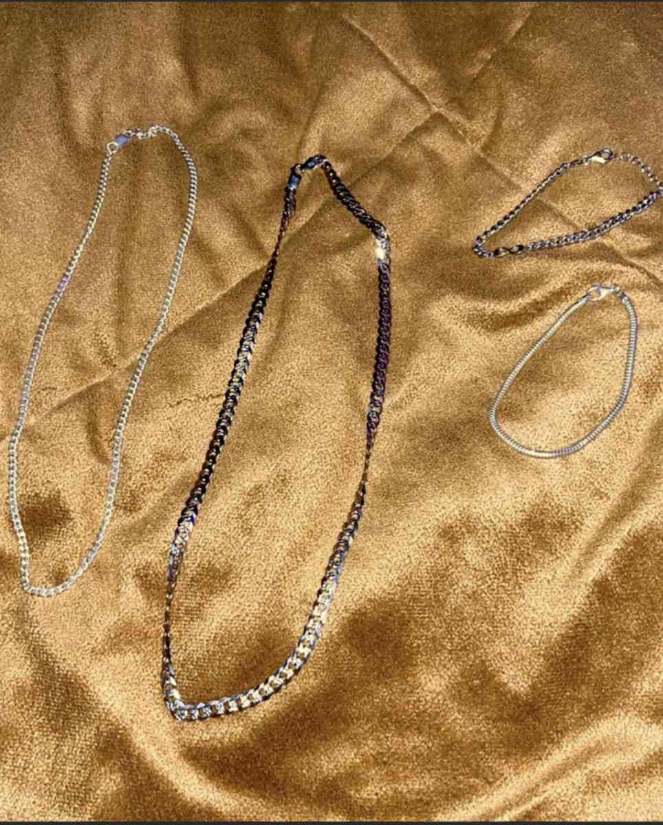 2 chains and 2 bracelets - Wethersfield, Connecticut