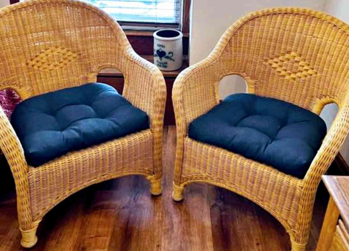 2 identical indoor or outdoor wicker chairs - Toledo, Ohio