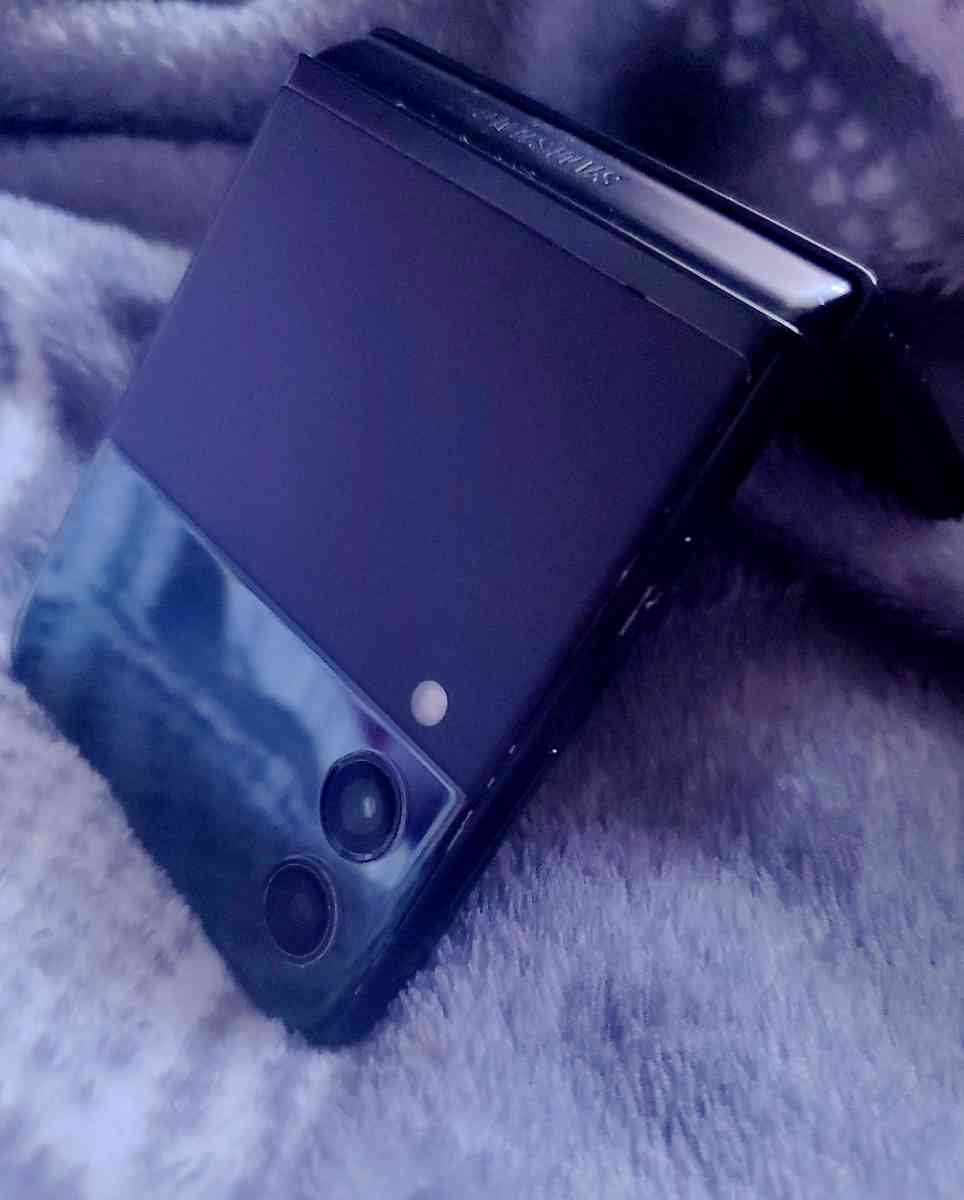 Samsung Galaxy Z Flip 3  5G - Fresno, California - FleaMarketBay