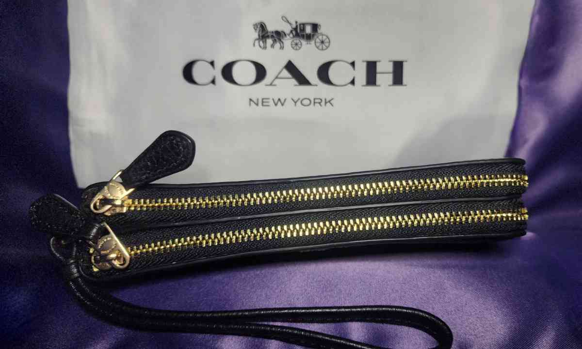 Black Double Zipper and Slots Wristlet - Los Angeles, California - FleaMarketBay