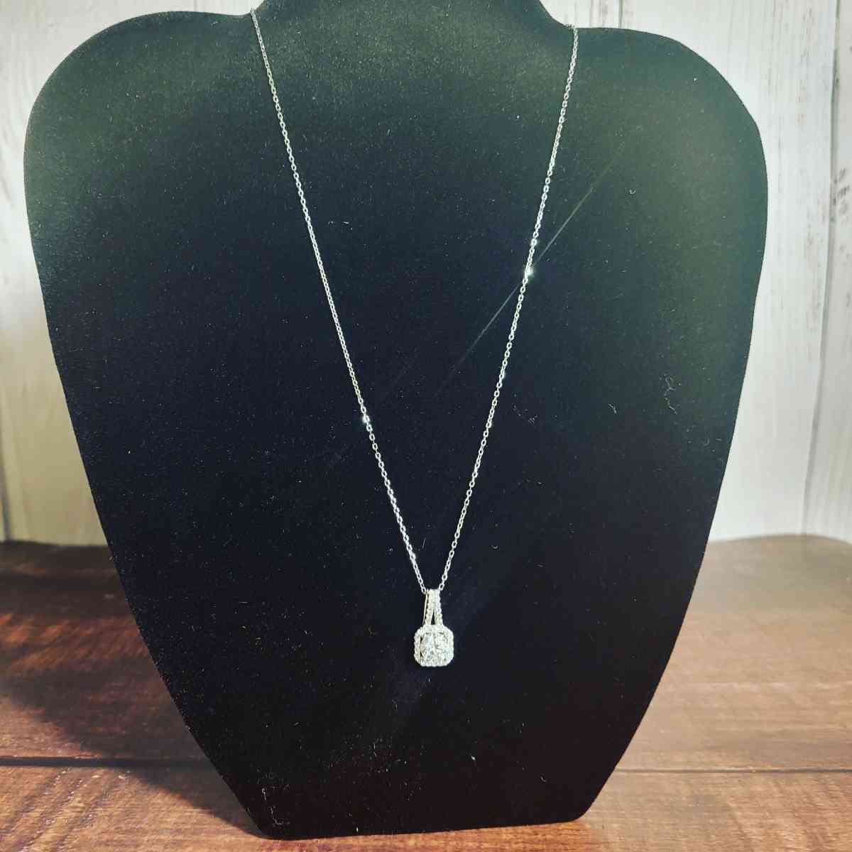 1 carat Moissanite necklace - Snellville, Georgia