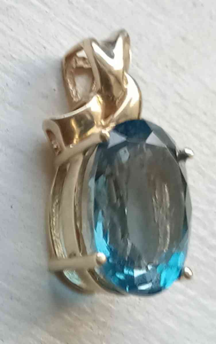 BLUE TOPAZ 14K GOLD PENDANT - Virginia Beach, Virginia