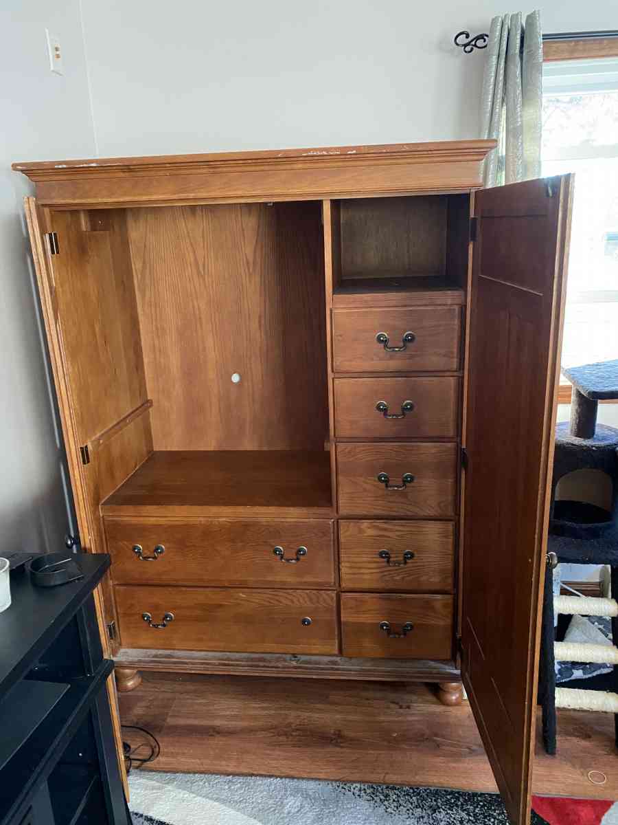 Solid oak antique armoire - Lowell, Massachusetts - FleaMarketBay