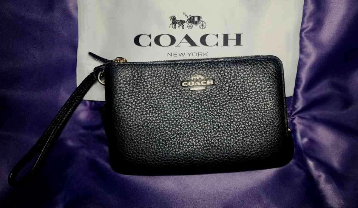 Black Double Zipper and Slots Wristlet - Los Angeles, California - FleaMarketBay