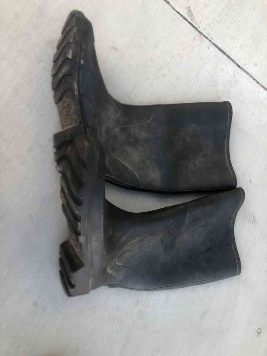 rubber boots - Fresno, California - FleaMarketBay
