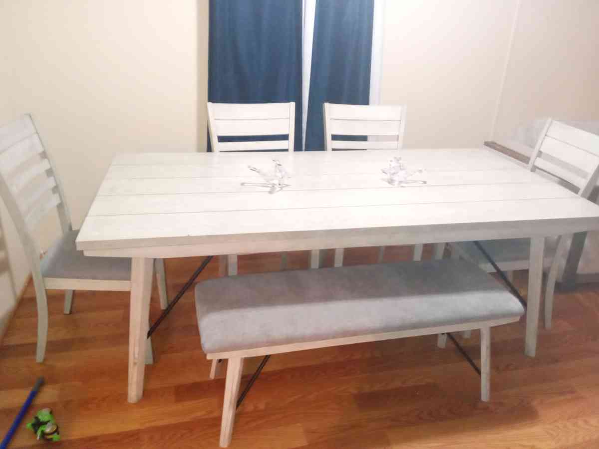 Beautiful name brand Ashley furniture Large Dining room tabl - Baytown, Texas - FleaMarketBay