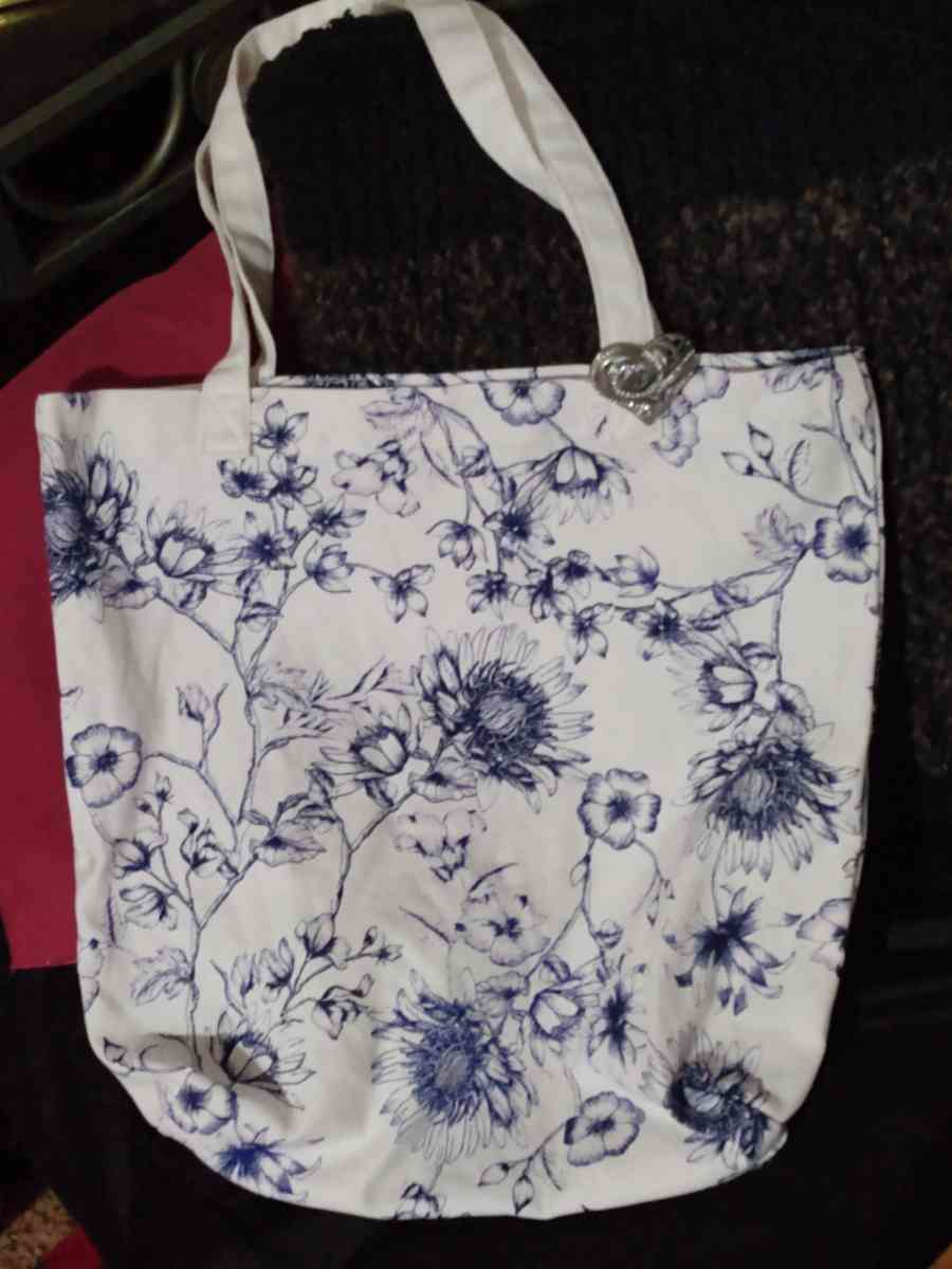 CHICOS PIN WITH CHICOS TOTE BAG - Belen, New Mexico - FleaMarketBay