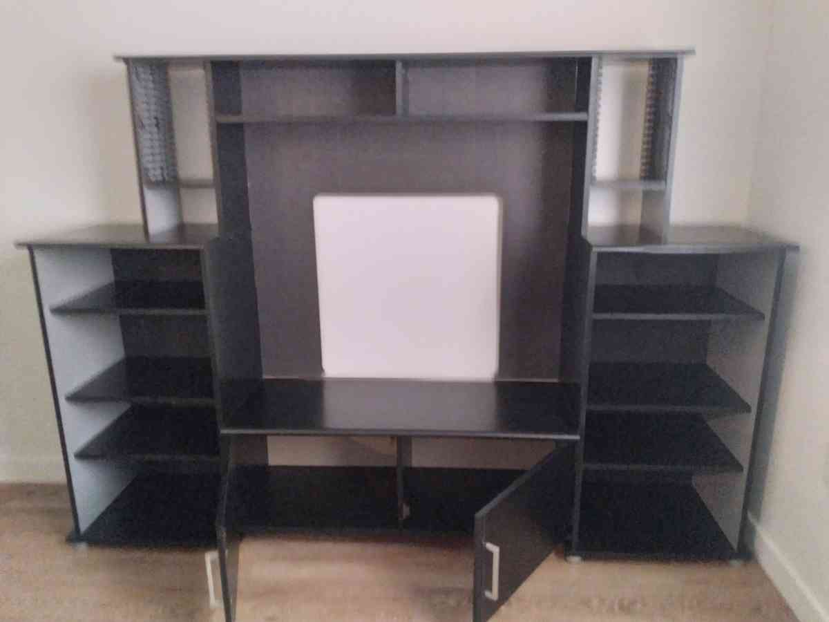 Entertainment Center - Arlington, Washington - FleaMarketBay
