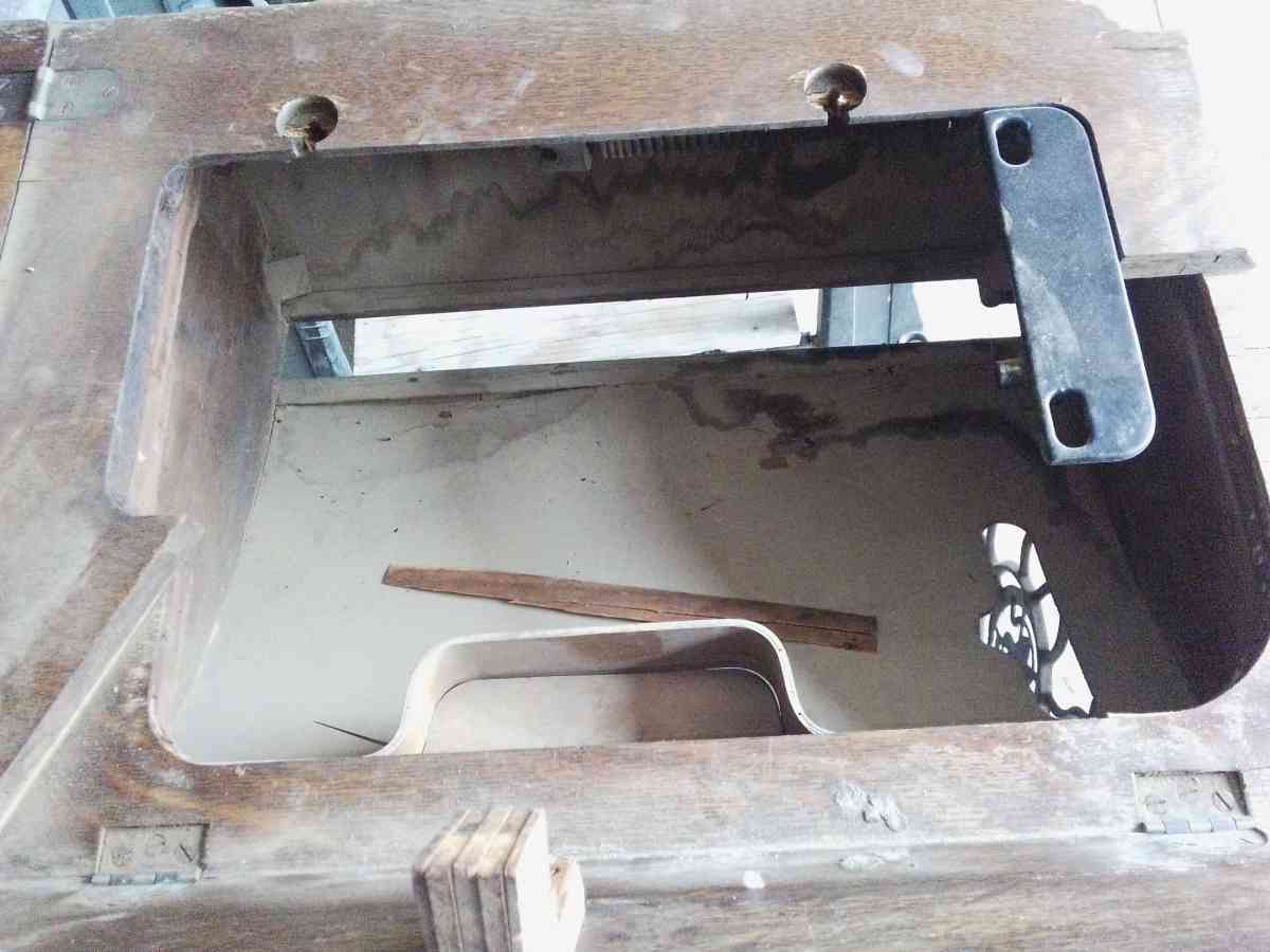 1920 singer sewing machine with treadle and table - Midland, Texas - FleaMarketBay