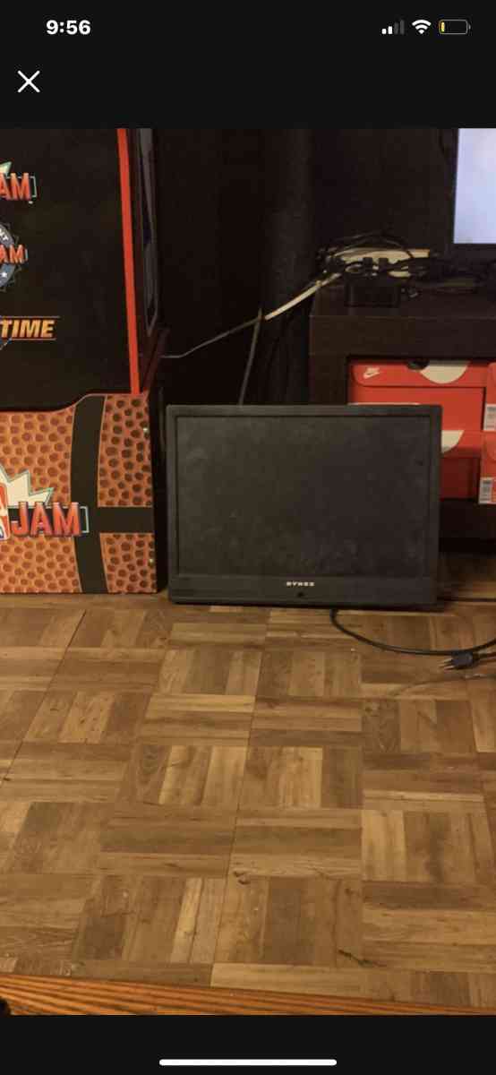 19 dynex tv with wall mount - New Bedford, Massachusetts