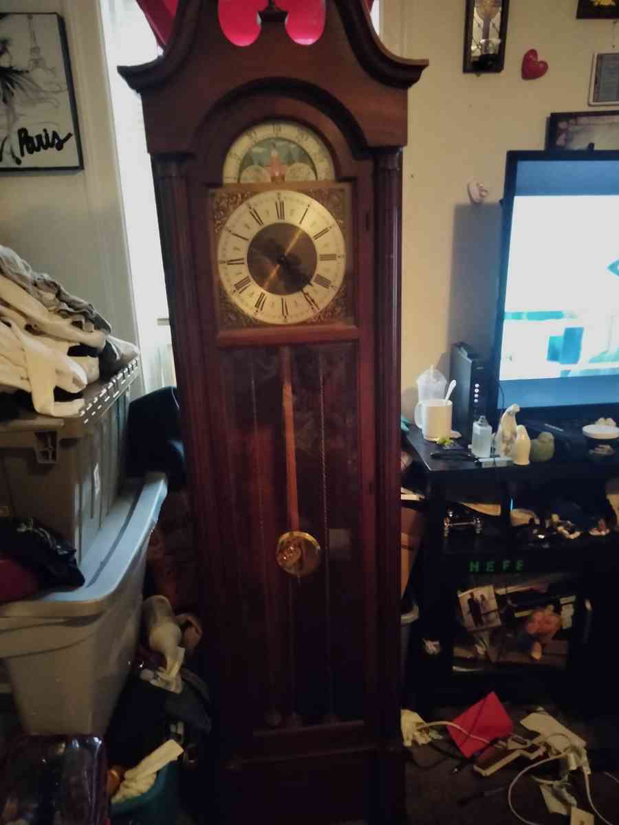 Grandfather clock as is - Riverton, New Jersey