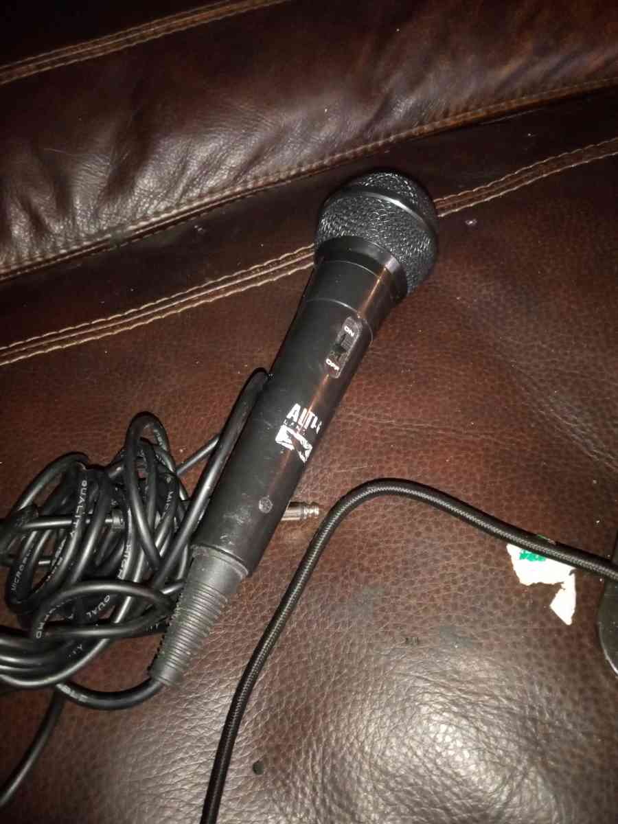 GG glasses and mic - Atlanta, Georgia