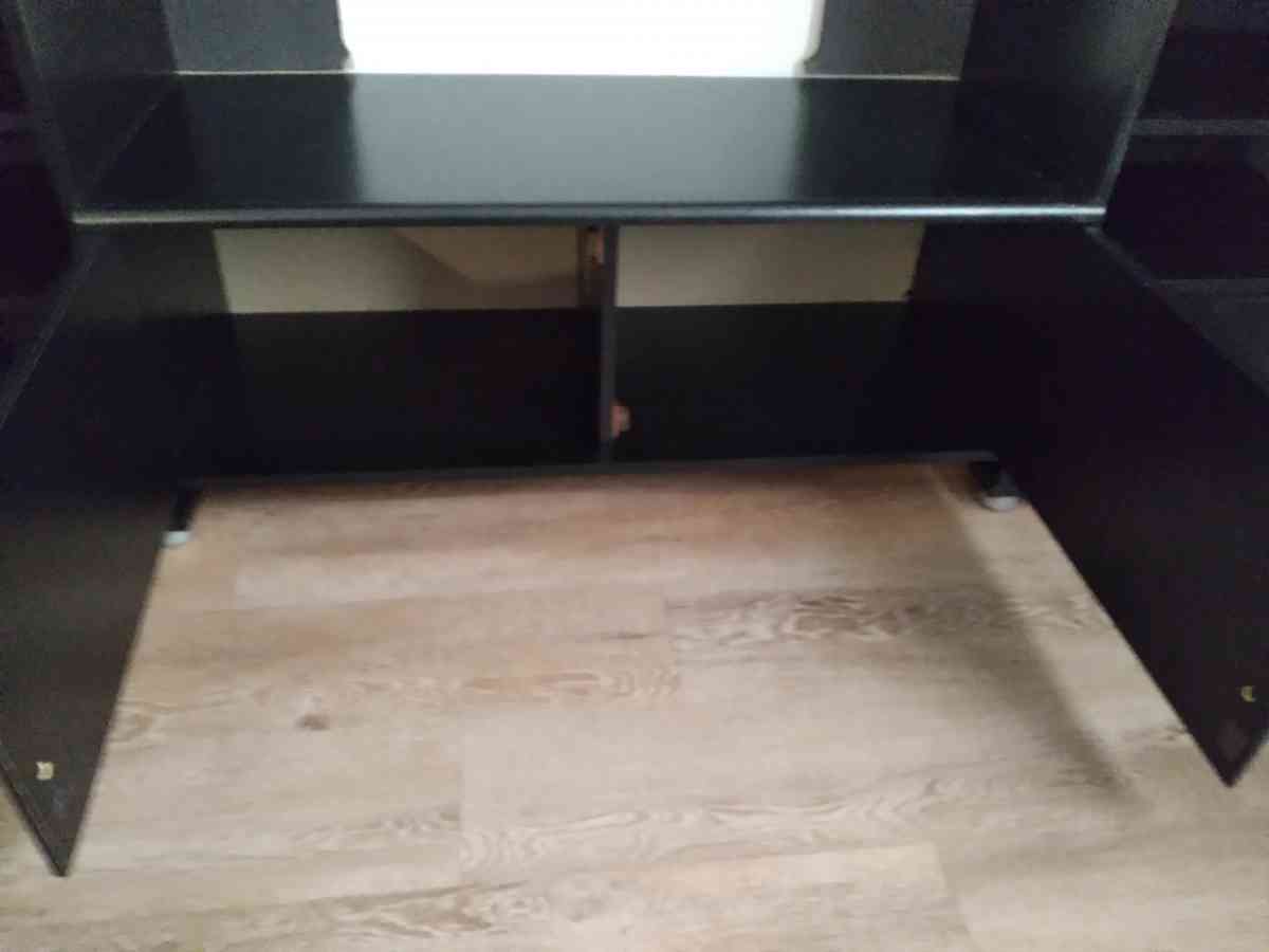 Entertainment Center - Arlington, Washington - FleaMarketBay