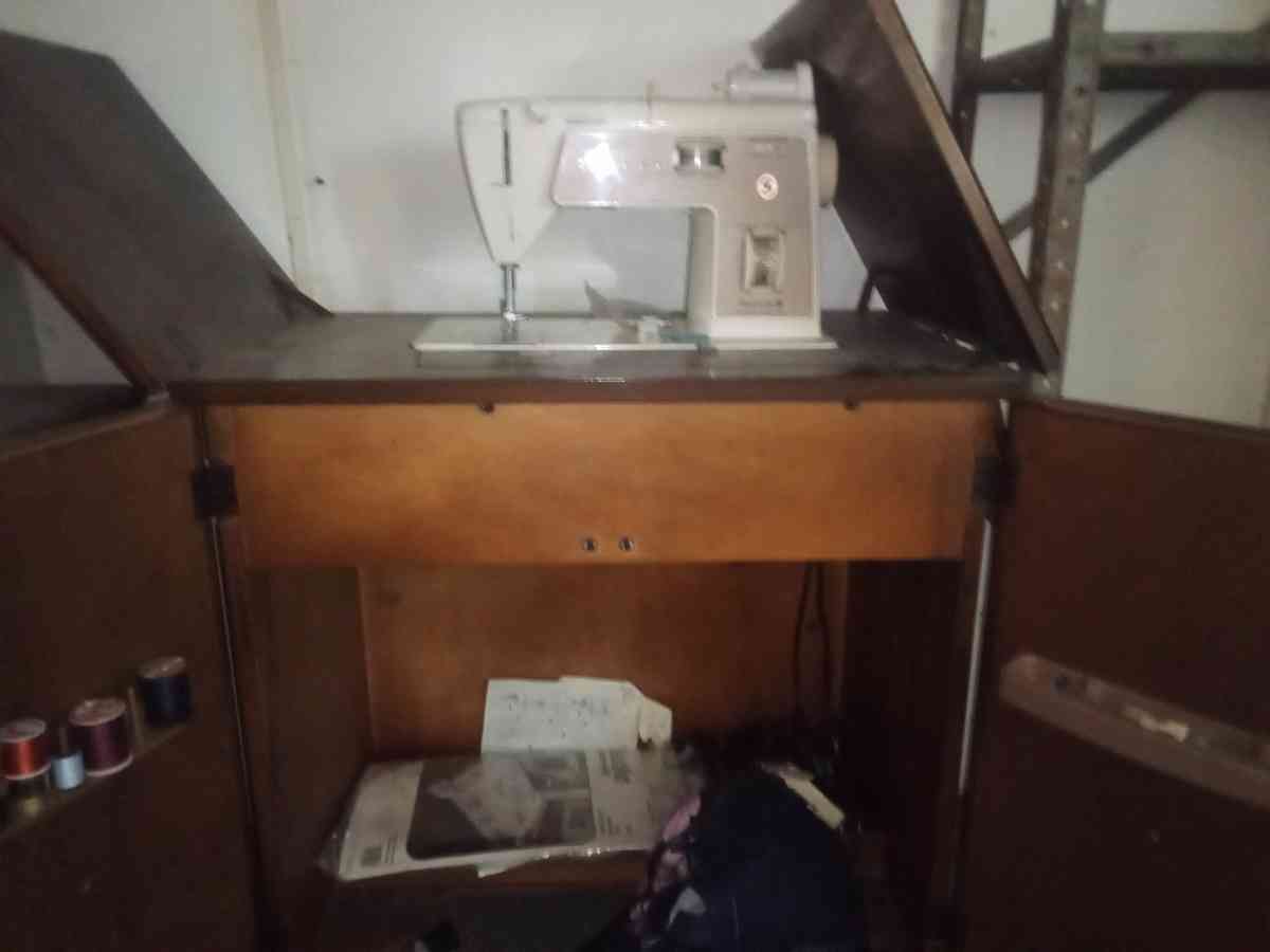 antique singer sewing machine - Latham, Ohio