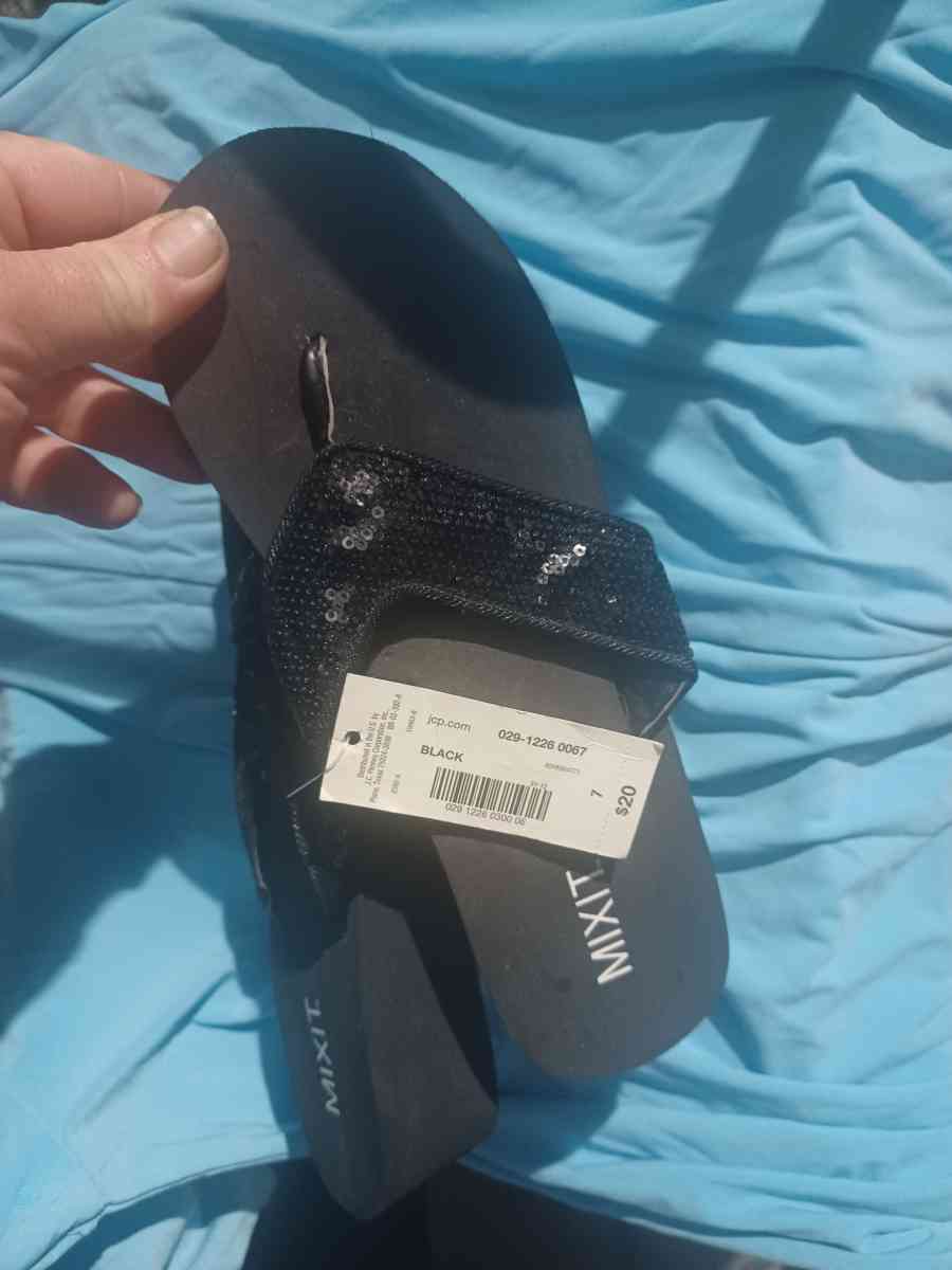Black Flip Flops - Dallas, Texas - FleaMarketBay