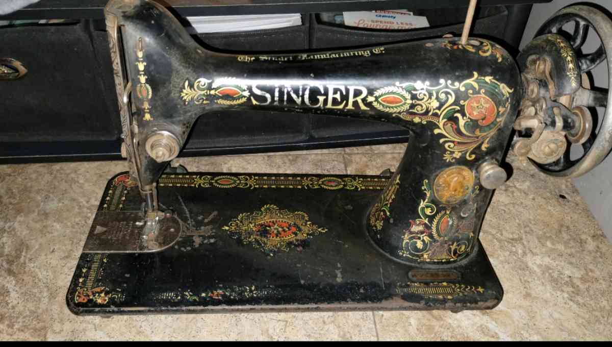 1920 singer sewing machine with treadle and table - Midland, Texas