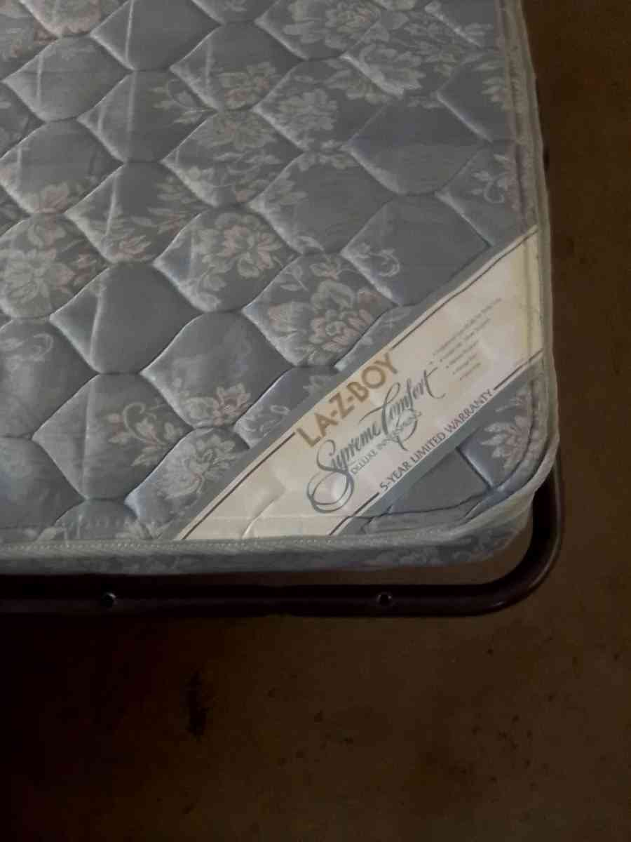 lazyboy sofa bed - Cumberland, North Carolina - FleaMarketBay