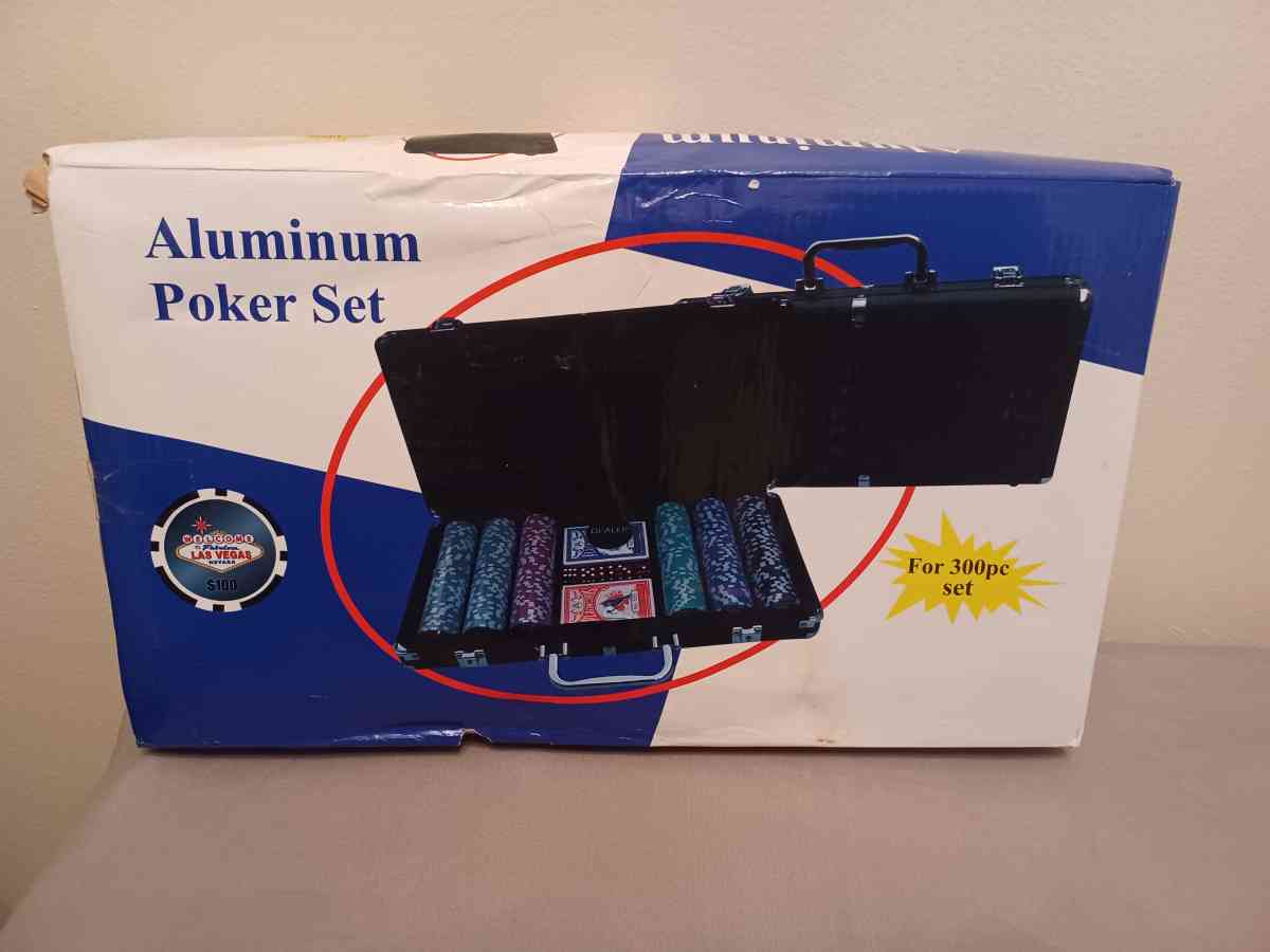 A 300 pc poker set with Carring case - Inkster, Michigan - FleaMarketBay