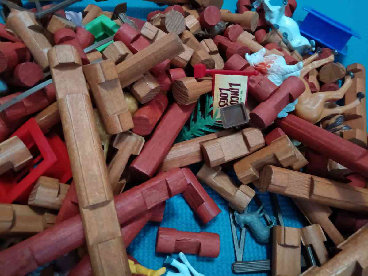 Lincoln logs 100 plus piece set plus accessories - Alton, Illinois - FleaMarketBay