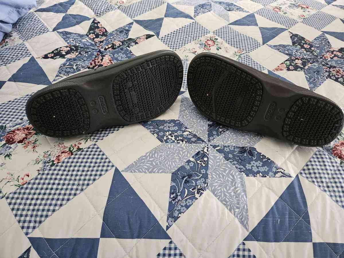 womans croc style black work shoes - Rice, Virginia - FleaMarketBay