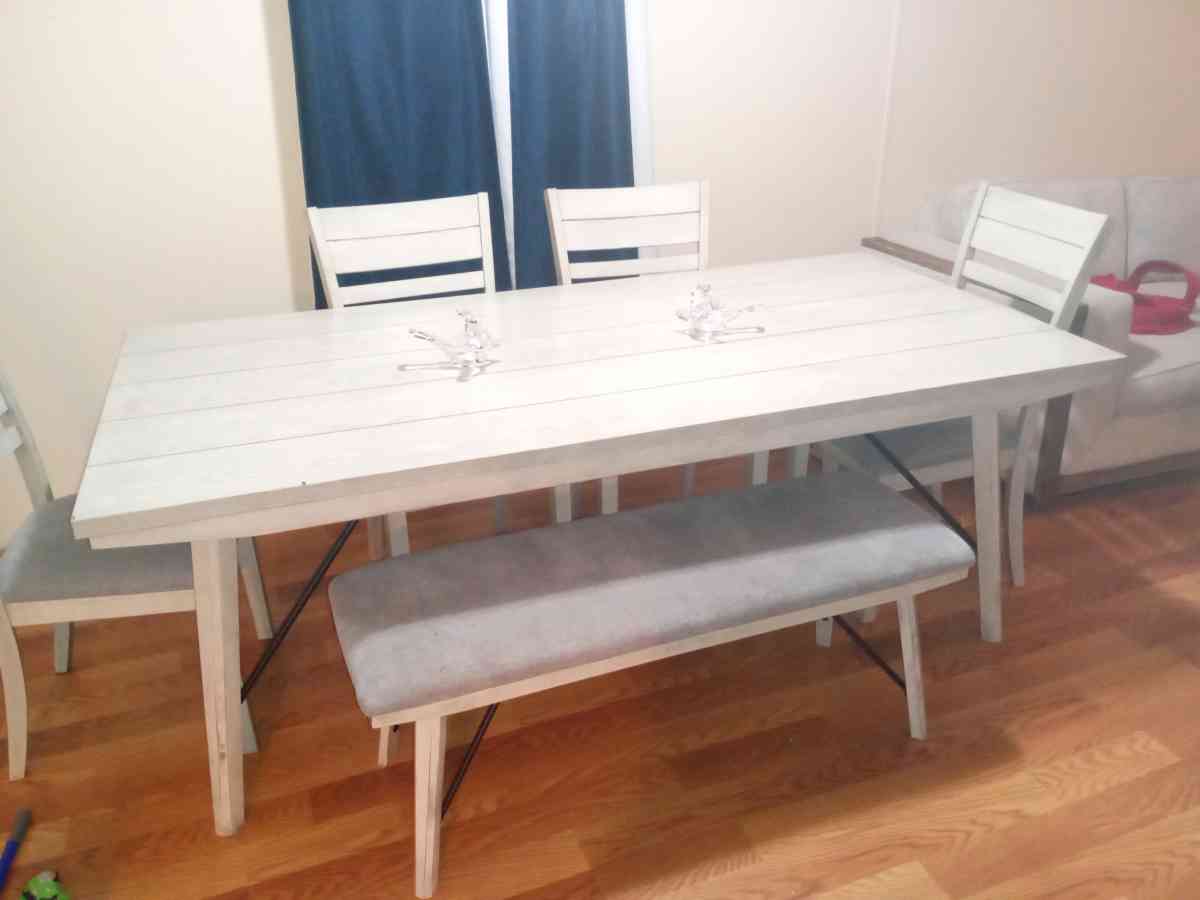 Beautiful name brand Ashley furniture Large Dining room tabl - Baytown, Texas - FleaMarketBay