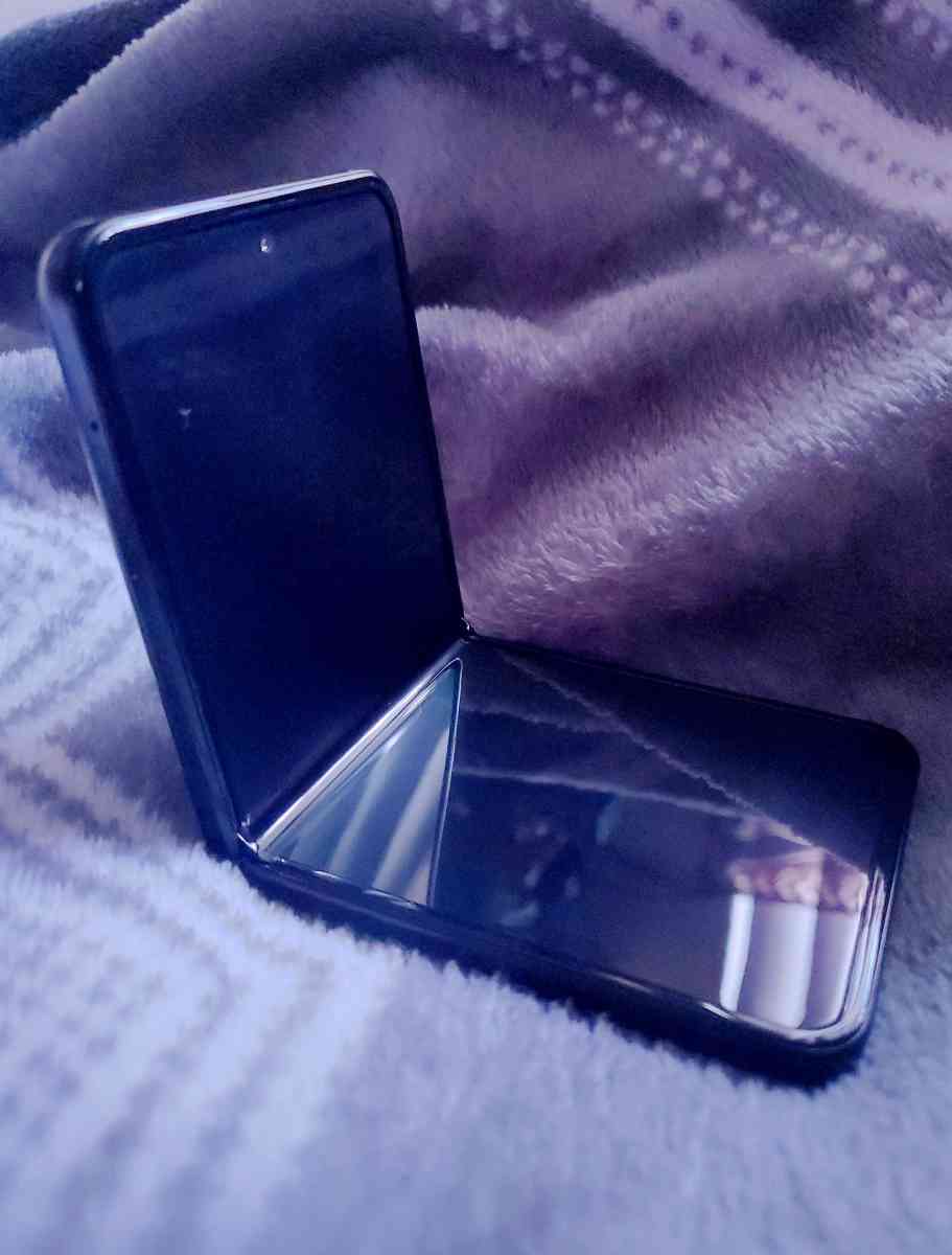 Samsung Galaxy Z Flip 3  5G - Fresno, California - FleaMarketBay