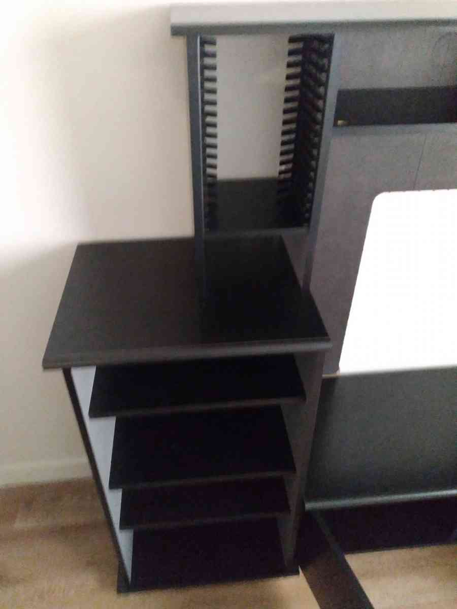 Entertainment Center - Arlington, Washington - FleaMarketBay