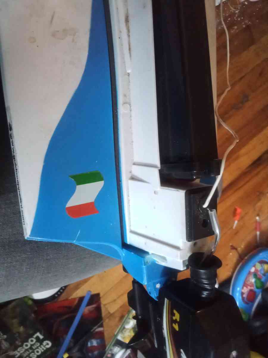 this is an old radio controlled speed boat with the battery - Brooklyn, New York - FleaMarketBay