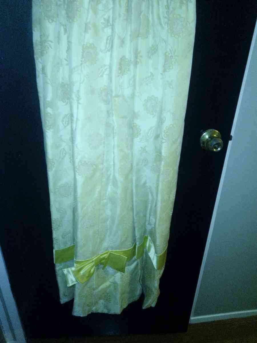 A Yellow Dress - Gaston, South Carolina - FleaMarketBay