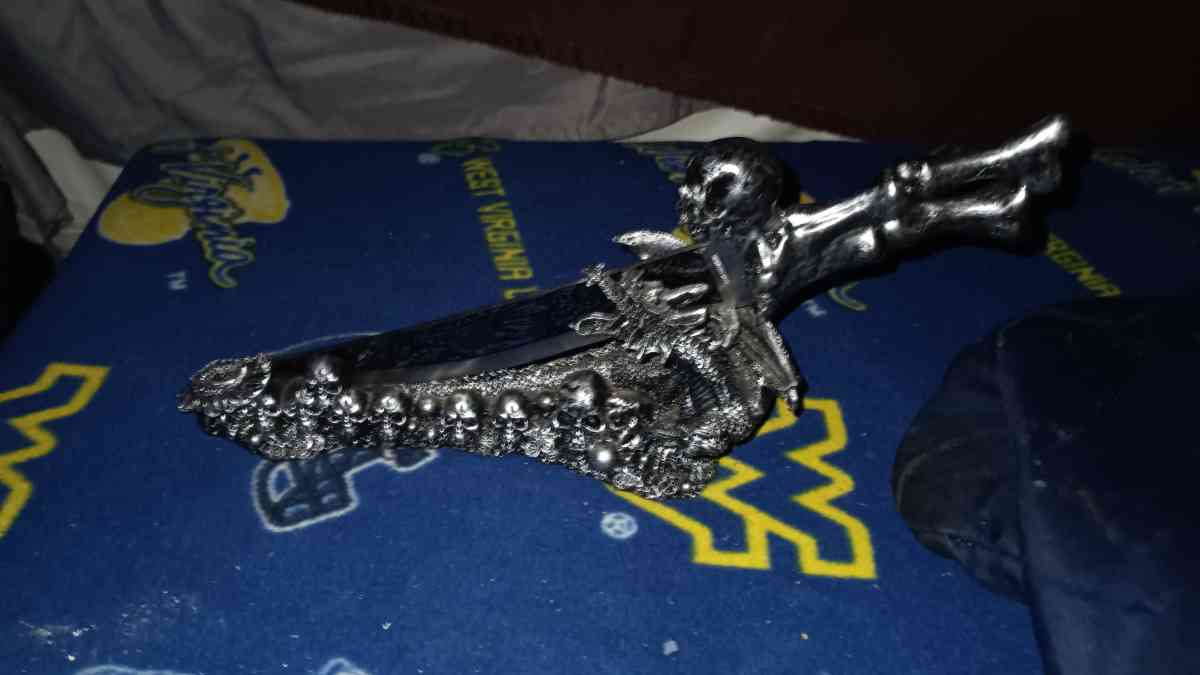 skull knife on a dragon stand - Parkersburg, West Virginia - FleaMarketBay