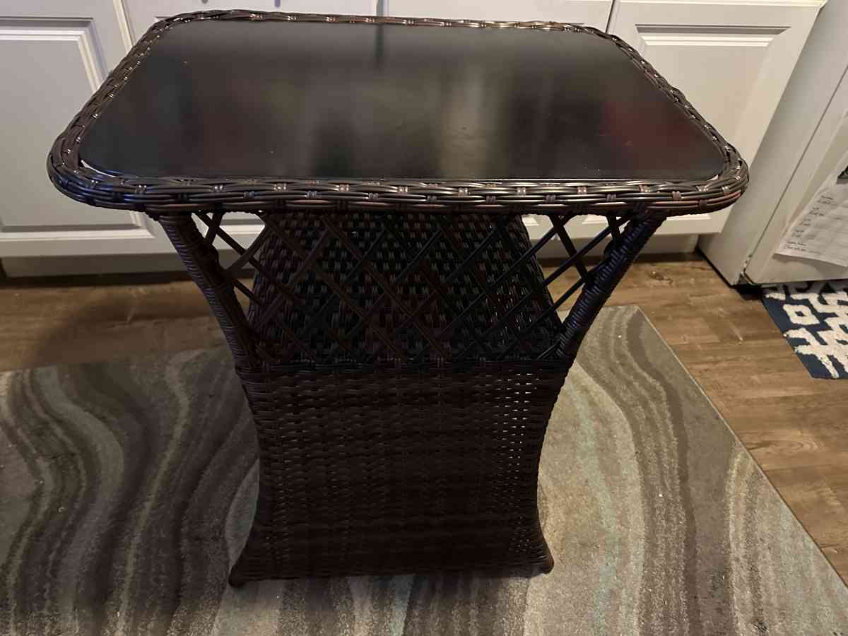 Small kitchen table and chairs - Lakewood, California - FleaMarketBay