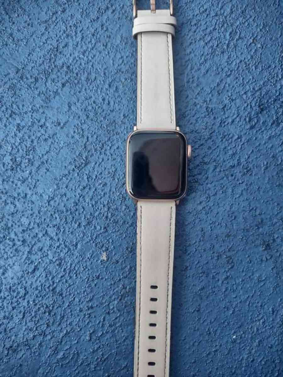 apple watch series 6 40 mm - Kissimmee, Florida - FleaMarketBay